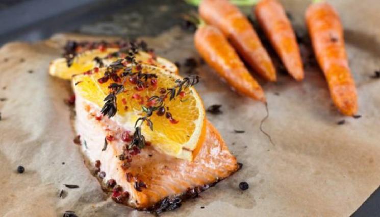 рецепти - СОЛЕНО С ПОРТОКАЛИ: Апетитна сьомга на фурна, печени пилешки бутчета или пък спагети със скариди