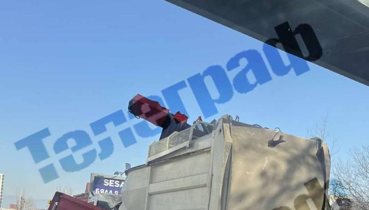 катастрофа - КОШМАР НА ПЪТЯ: Камион удари пешеходен мост, има пострадал (СНИМКИ)