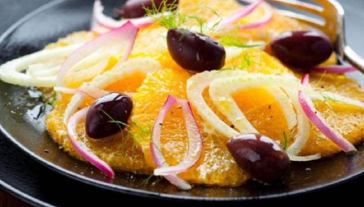 рецепти - Цитрусови оранжеви салати. Зелена с орехи и сметана или пък екзотична с портокали и маслини