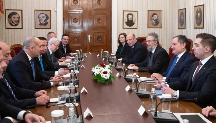 радев - Радев разговаря с министъра на националната икономика на Унгария