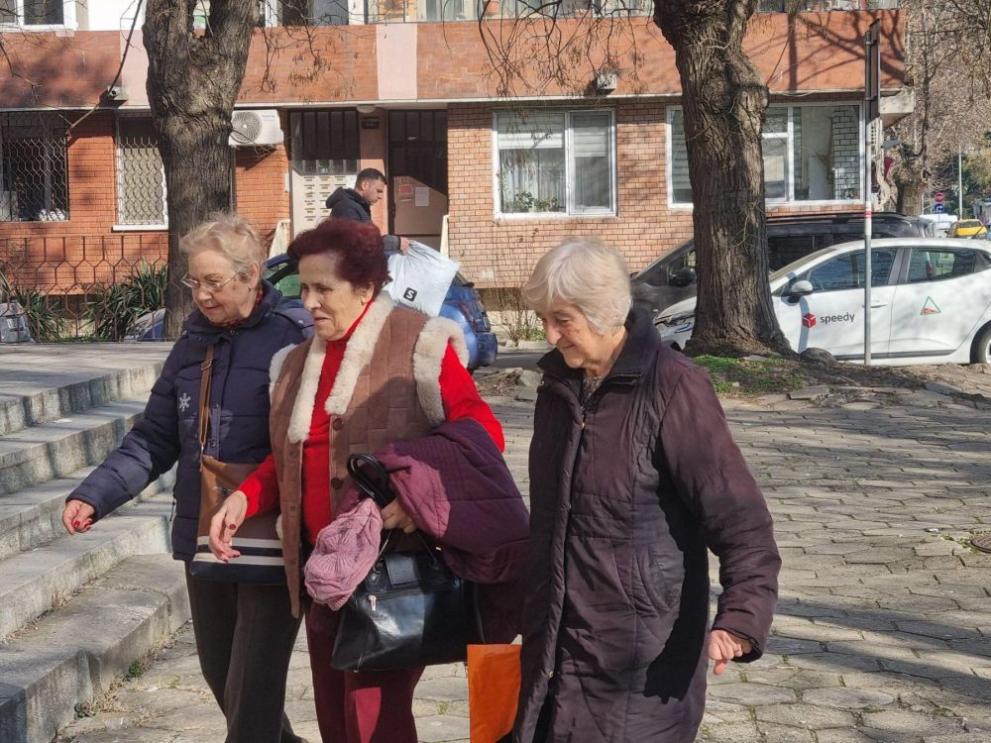 Самотно живеещи възрастни хора и страдащи от деменция в Бургас
