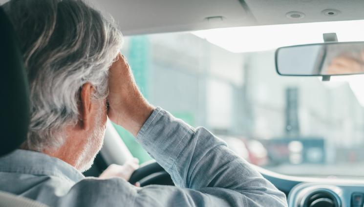 пенсионер - Хванаха пенсионер с дрога зад волана!