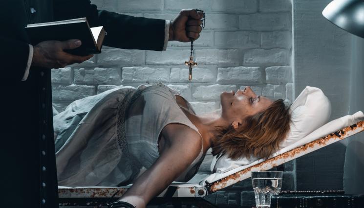 екзорсист екзорсизъм - Вместо да помогнат, екзорсисти убиха бременна жена!