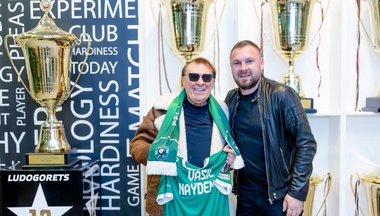 кеца моци - ЗВЕЗДНА СРЕЩА: Кеца с шалче от Моци