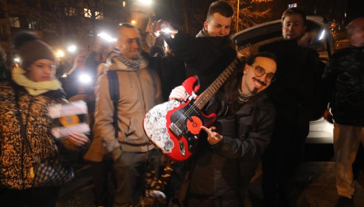 ф - ЗАРАДИ ЕМБЛЕМАТИЧНА СГРАДА: Музиканти излязоха на протест!