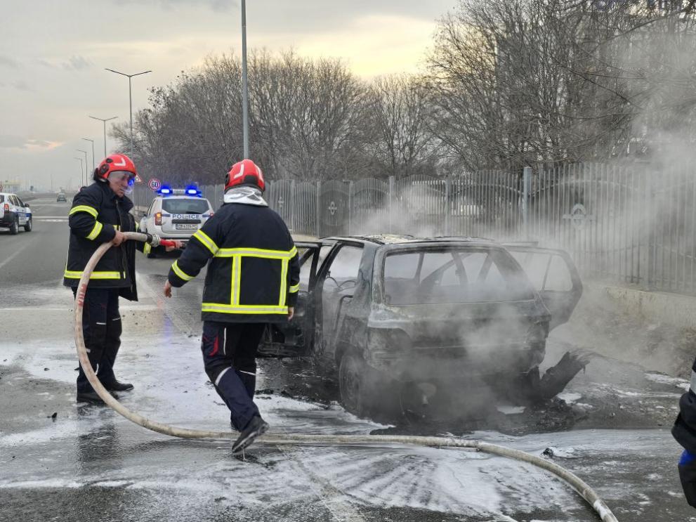 Автомобил се запали и изгоря на пътя Пловдив - Асеновград