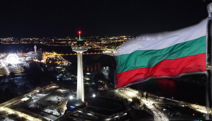 знаме - ПАТРИОТИЧНО: Развяват БГ знамето  до бика на Уолстрийт! (СНИМКИ)