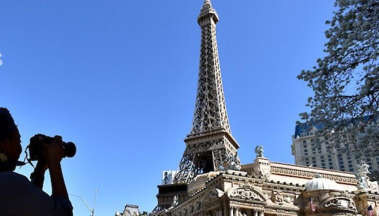 златно време - Айфеловата кула с 30 реплики (СНИМКИ)