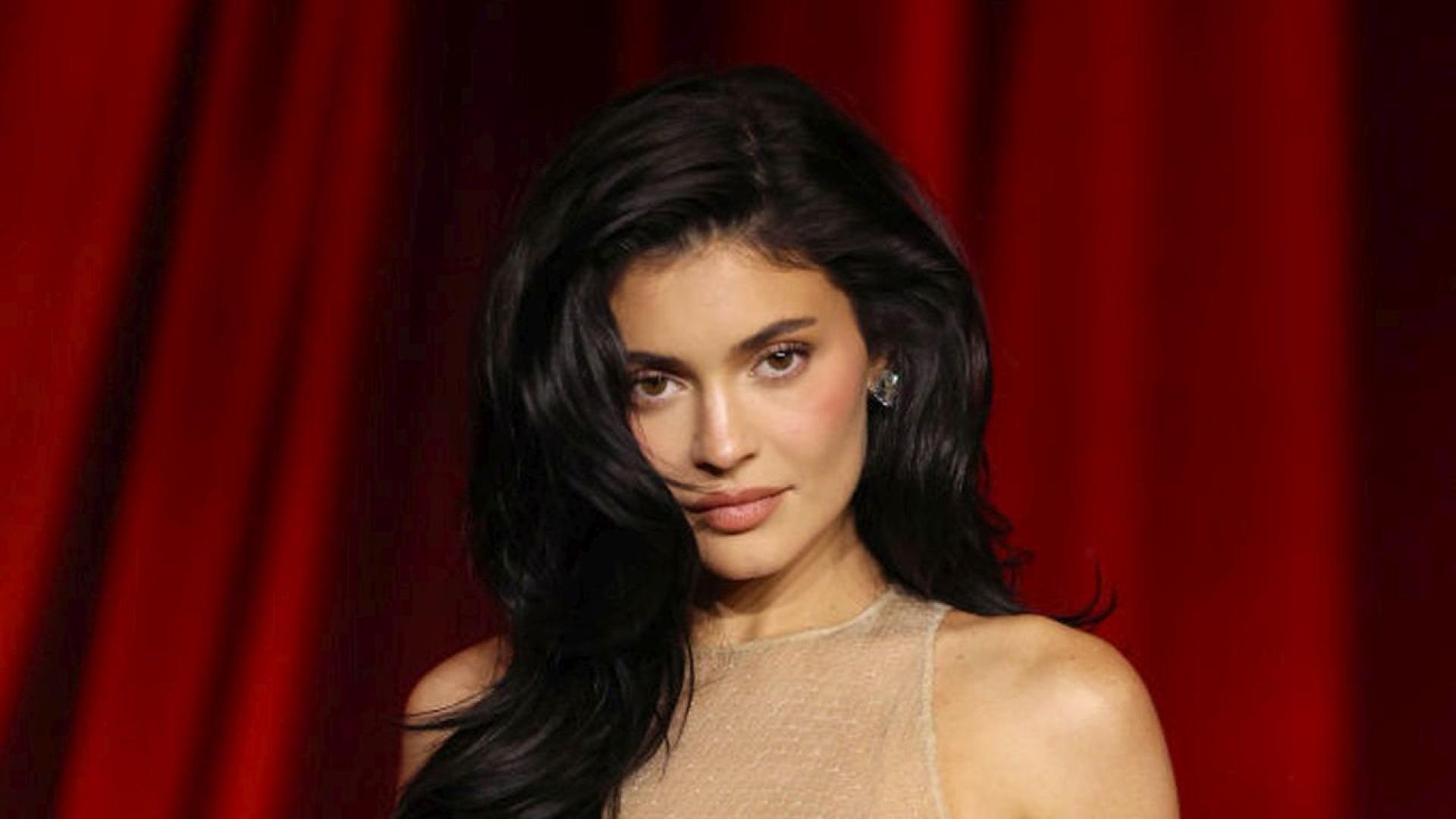 Кайли Дженър се превърна в истинска кукла Барби облечена в