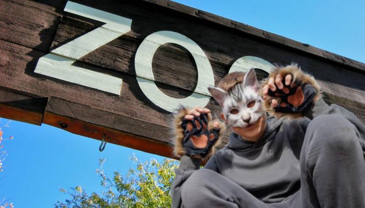 зоологическа градина - НЕВИЖДАНО БЕЗУМИЕ: Отвориха зоологическа градина за хора, превърнали се в животни! (ВИДЕО)