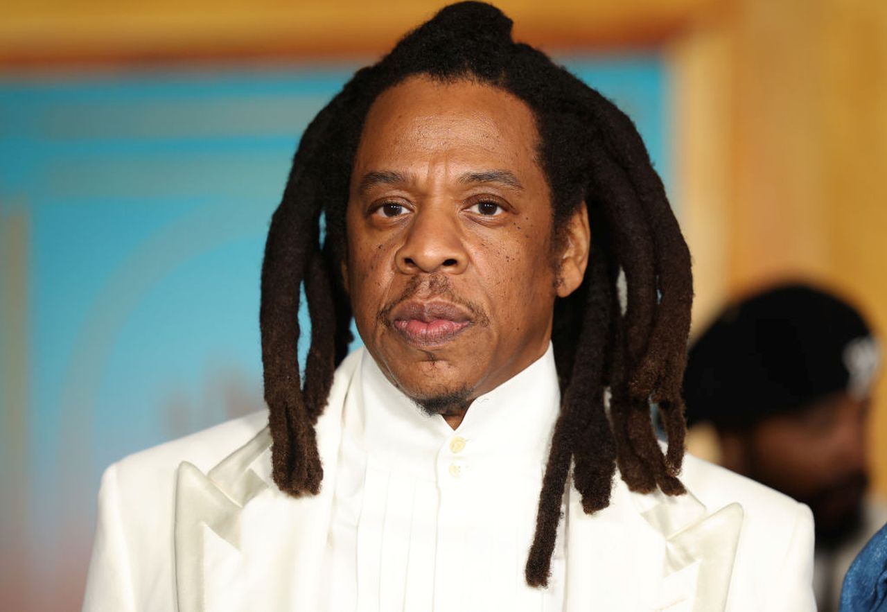 <p><strong>Jay-Z: 198 см</strong></p>

<p>Forbes описва Jay-Z като <strong><em>&bdquo;над 180 см висок&ldquo;</em></strong> още през 2010 г., макар днес ръстът му да е официално 198 см.</p>