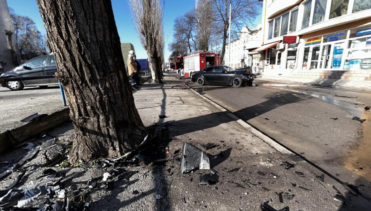 птп хаскво - Шофьор се натресе в дърво на ключов булевард! (СНИМКИ)