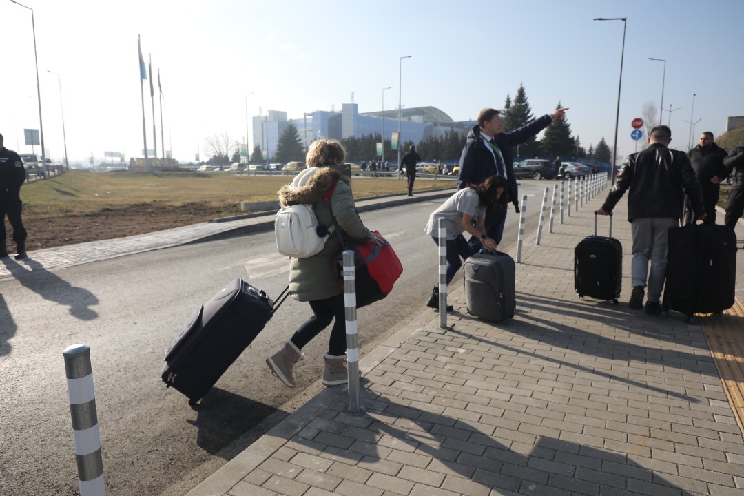 <p>Протестиращи таксиметрови шофьори се струпаха в района на Терминал 2 на летище София. От аеропорта предупредиха пътниците да си дадат повече време и да пристигнат на летището поне 3 часа преди конкретния полет. Таксиметровите шофьори от Национален таксиметров синдикат недоволстват от новата организация на движението на аеропорта.</p>