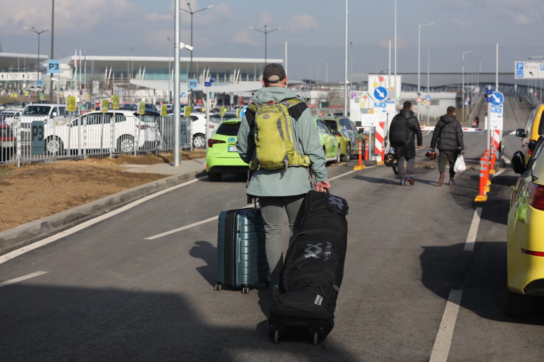 <p>Протестиращи таксиметрови шофьори се струпаха в района на Терминал 2 на летище София. От аеропорта предупредиха пътниците да си дадат повече време и да пристигнат на летището поне 3 часа преди конкретния полет. Таксиметровите шофьори от Национален таксиметров синдикат недоволстват от новата организация на движението на аеропорта.</p>