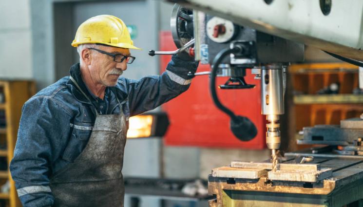 работник машина - ДО ПОСЛЕДЕН ДЪХ: Мизерия върна 180 000 пенсионери на работа