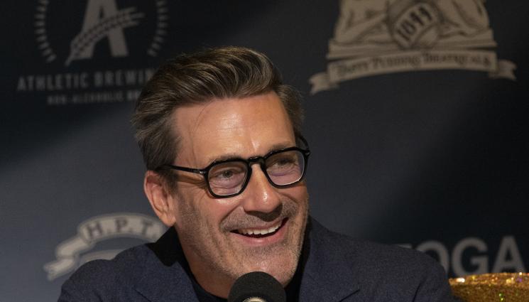 джон хам - БУХНАЛ ПУДИНГ: Спукаха от подигравки Джон Хам по време на официална церемония