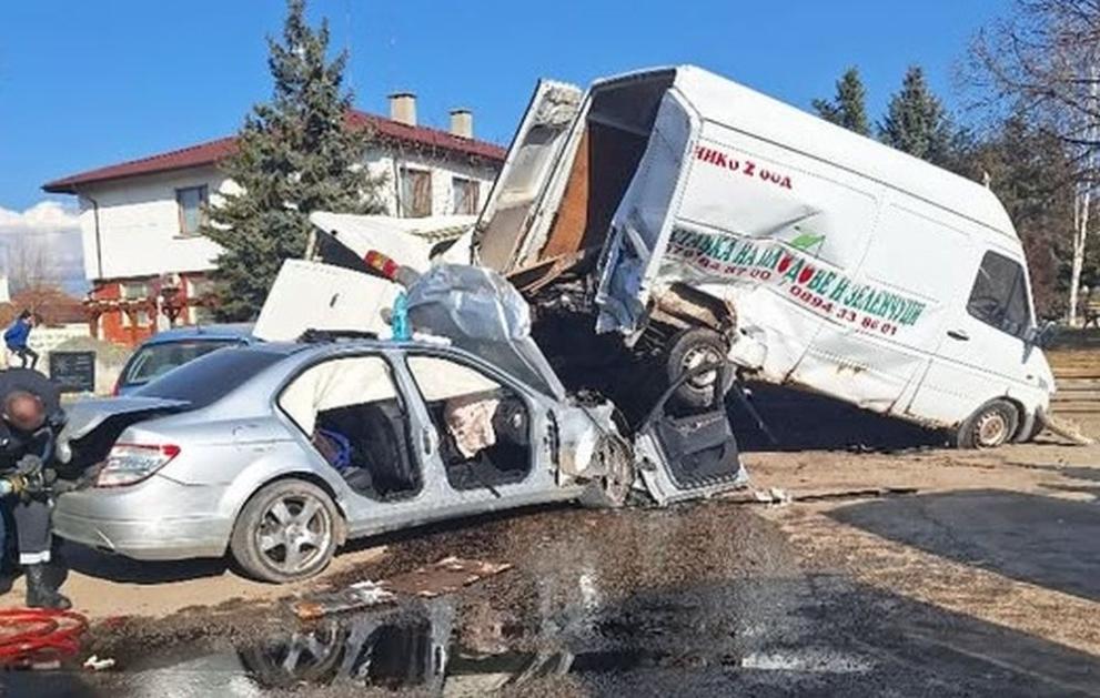 Зрелищна катастрофа е станала в центъра на софийското село Равно