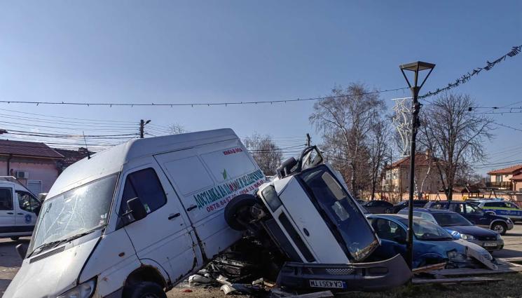 микробус - СТРАШЕН ЕКШЪН: Автокрадец се заби в два микробуса!