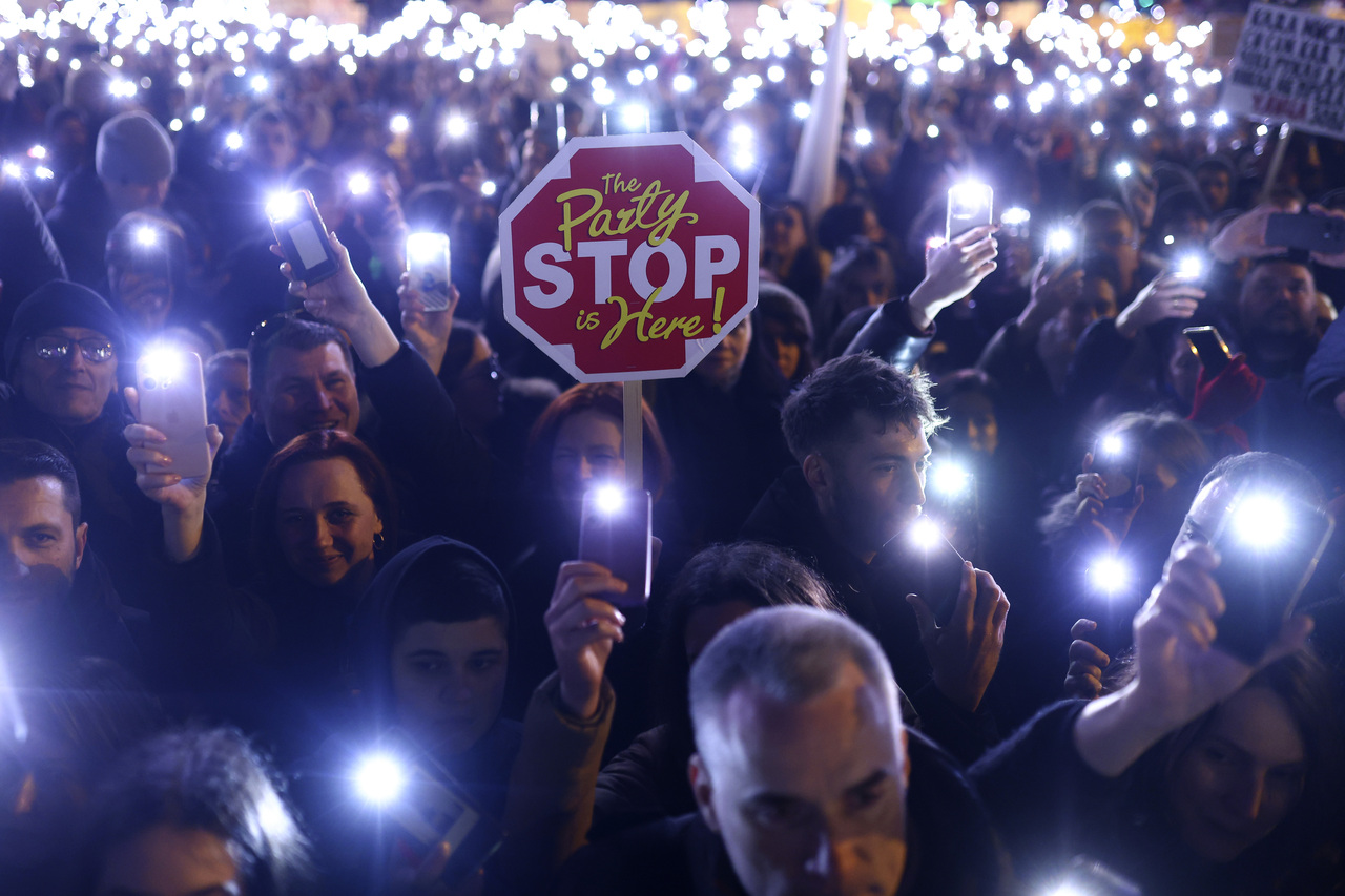 <p>Студентите, които прекараха до Моста на свободата в Нови Сад, бяха посрещнати от много студено утро. Малко преди 8:00 местно време повечето от тях бяха будни и готови за пореден ден на протести.</p>