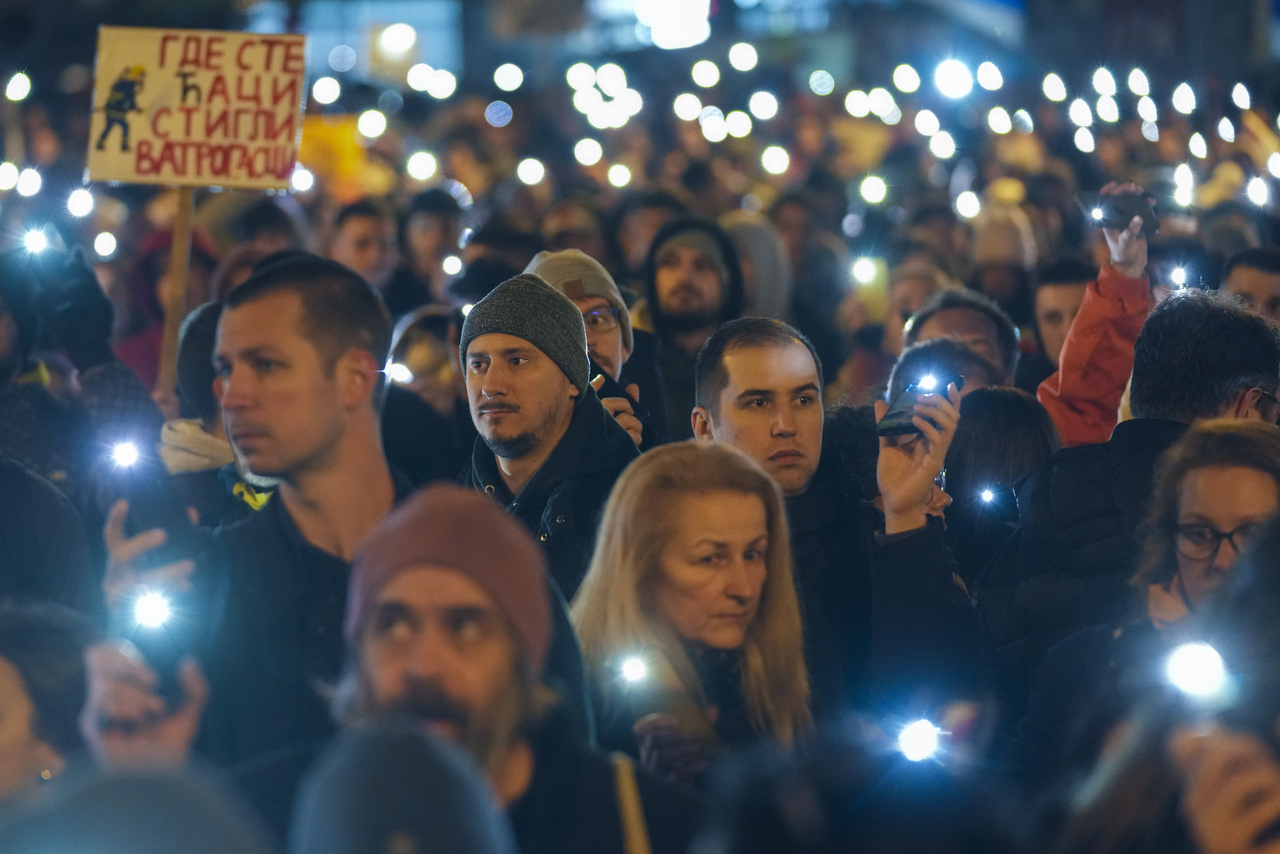 <p>Студентите, които прекараха до Моста на свободата в Нови Сад, бяха посрещнати от много студено утро. Малко преди 8:00 местно време повечето от тях бяха будни и готови за пореден ден на протести.</p>