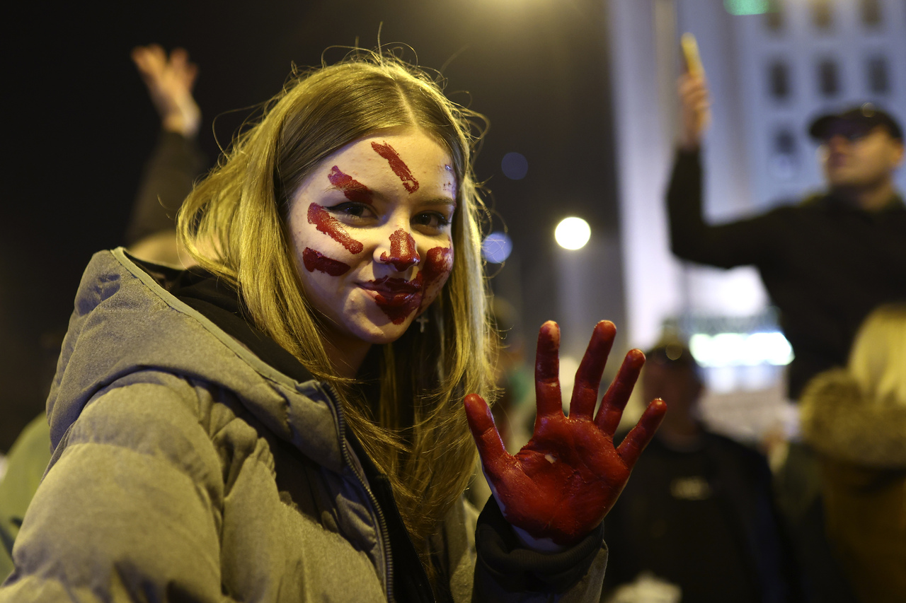 <p>Студентите, които прекараха до Моста на свободата в Нови Сад, бяха посрещнати от много студено утро. Малко преди 8:00 местно време повечето от тях бяха будни и готови за пореден ден на протести.</p>