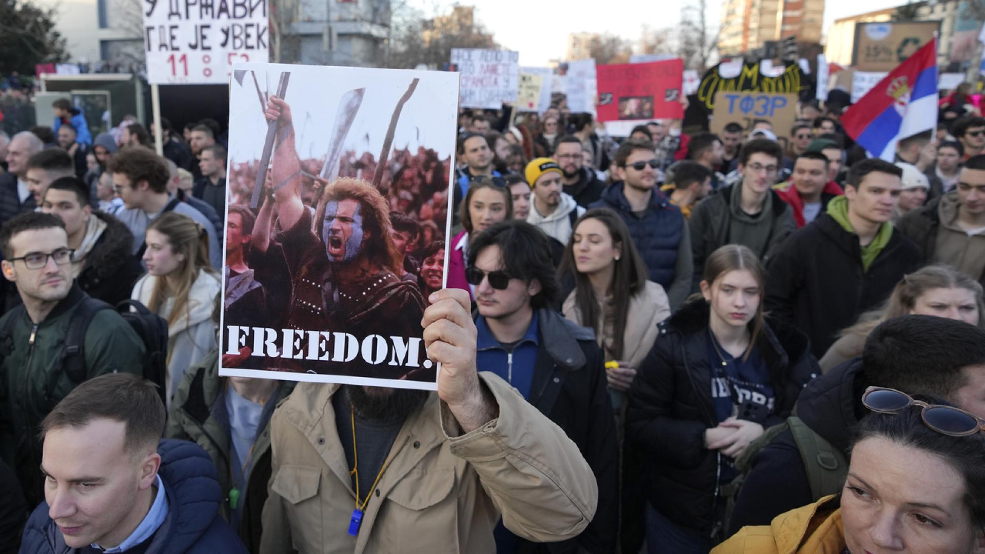 Рано тази сутрин много студенти и граждани се събраха пред