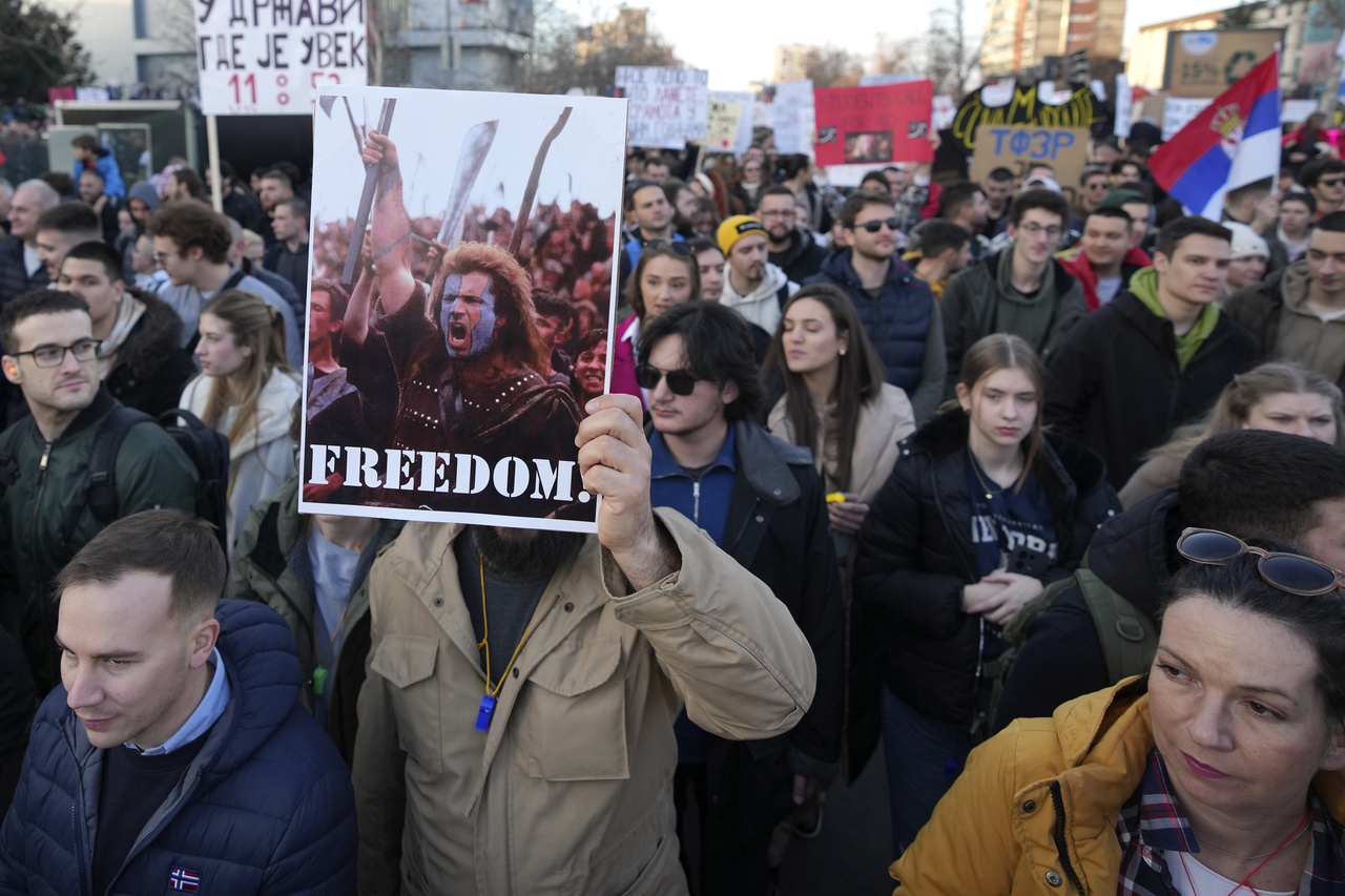 <p>Студентите, които прекараха до Моста на свободата в Нови Сад, бяха посрещнати от много студено утро. Малко преди 8:00 местно време повечето от тях бяха будни и готови за пореден ден на протести.</p>