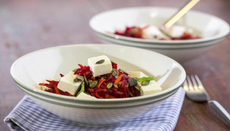 рецепти - БОНАПЕТИТНО: Свежа салата с цвекло, моркови и сирене - богата на вкусове и витамини...