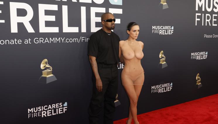 кание уест бианка ченсори - ТАКА МУ СЕ ПАДА: Съблякоха гол-голеничък Кание Уест и облякоха жена му Бианка Ченсори! (СНИМКИ)