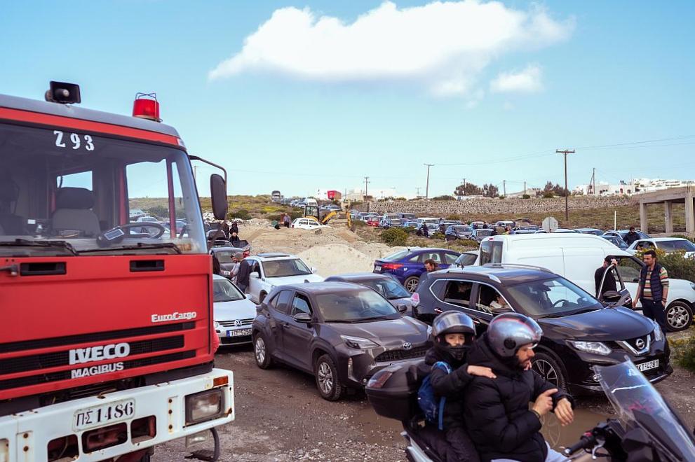 Няма данни за пострадали българи при трусовете на остров Санторини.