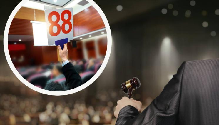 търг - ИНТИМНА КОЛЕКЦИЯ: Продадоха на търг голи тела на Ив Сен Лоран