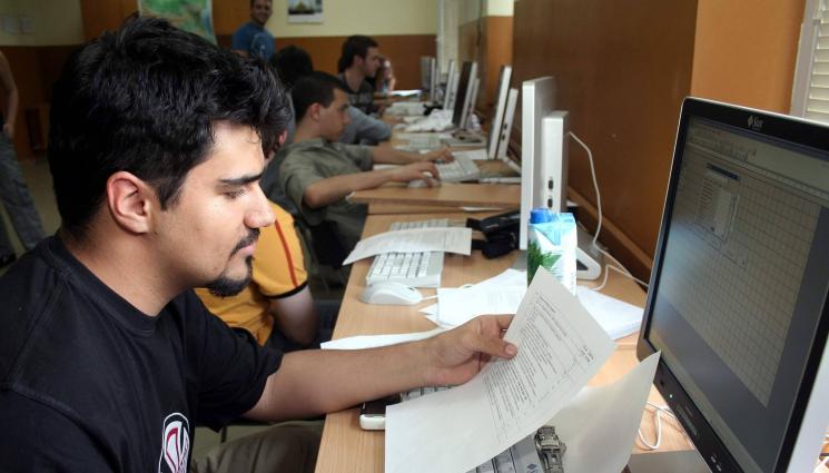 училище - В ШКОЛАТА: Намаляват езиковите паралелки, приоритет са природните науки в средното образование