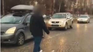 Фрапиращо видео на човек който се хвърля под коли по