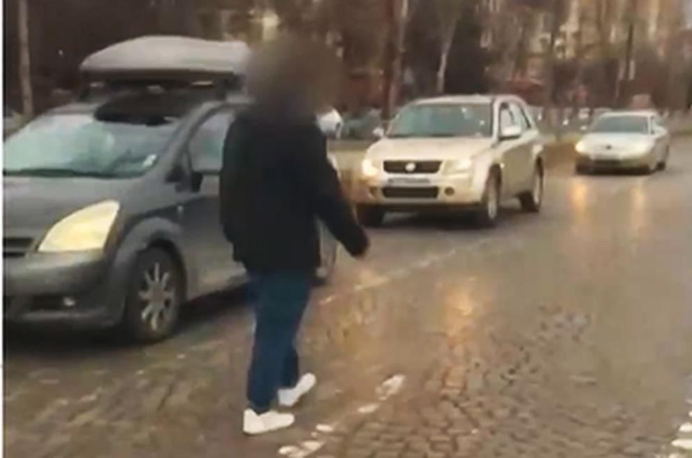 Фрапиращо видео на човек, който се хвърля под коли по