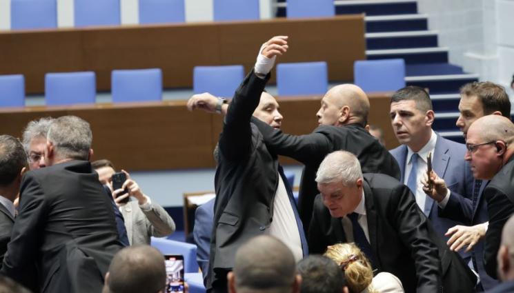 БОЙ В НС - ОТНОВО ЕКШЪН В ПАРЛАМЕНТА: Сблъсъци между