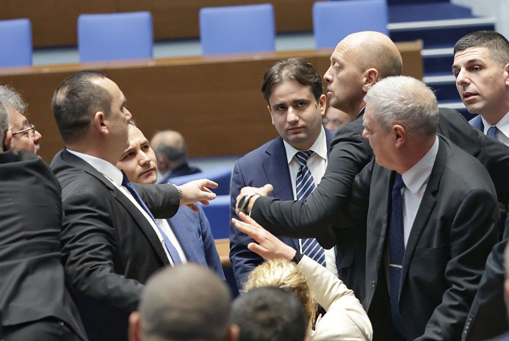 напрежение парламент