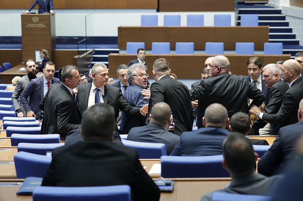 напрежение парламент