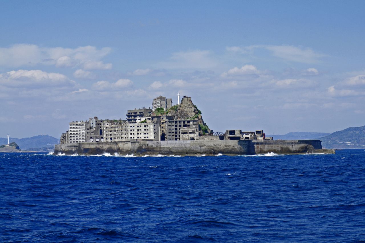 <p><strong>Призрачните острови на Япония&nbsp;</strong></p>

<p>Остров Хашима, или Gunkanjima, е рушаща се крепост от изоставени бетонни сгради, разположена край Нагасаки. От Google Earth се очертава като обитаван от духове военен кораб, носещ се във водите на Япония, потопен в мрачна история, включваща принудителен труд в подводни въглищни мини. Координати: 32&deg;37&#39;39.8&quot;N, 129&deg;44&#39;20.1&quot;E</p>