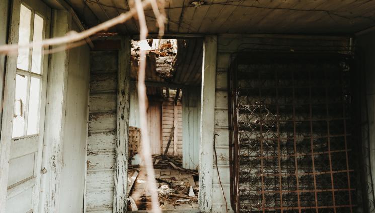 барака мизерия - КАТО ВЪВ ФИЛМ НА УЖАСИТЕ: Спасиха десетки работници, държани като роби!