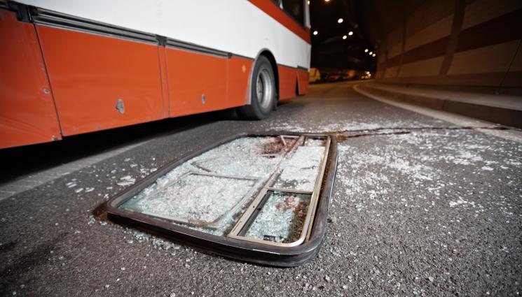 автобус катастрофа - ЗВЕРСКА КАТАСТРОФА: Камион и автобус се сблъскаха в Мексико!