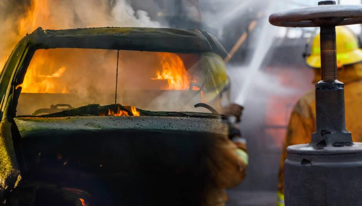 пожар изгоряла кола - ОГНЕН КОШМАР В ЦЕНТЪРА НА СОФИЯ: Кола в пламъци подплаши водачите по Цариградско! (ВИДЕО)