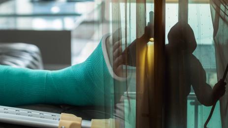 крадец счупен крак