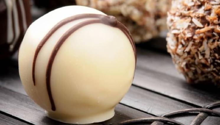 рецепти - ВЛЮБЕНИ В ШОКОЛАДА: Вкусни бели трюфели, домашен течен, бързи понички, апетитна баклава или пък кифлички Вкусни бели трюфели, домашен течен, бързи понички, апетитна баклава или пък кифлички