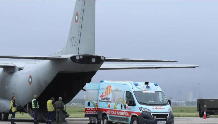 самолет Спартан - УСПЕШНА МИСИЯ: Военновъздушните ни сили прибраха болно дете от Сърбия