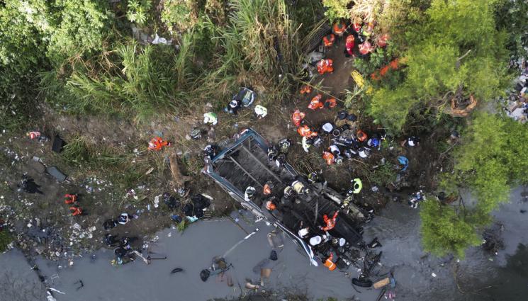 гвателма - ТЕЖКА КАТАСТРОФА: Автобус падна от мост! (ВИДЕО+СНИМКИ)