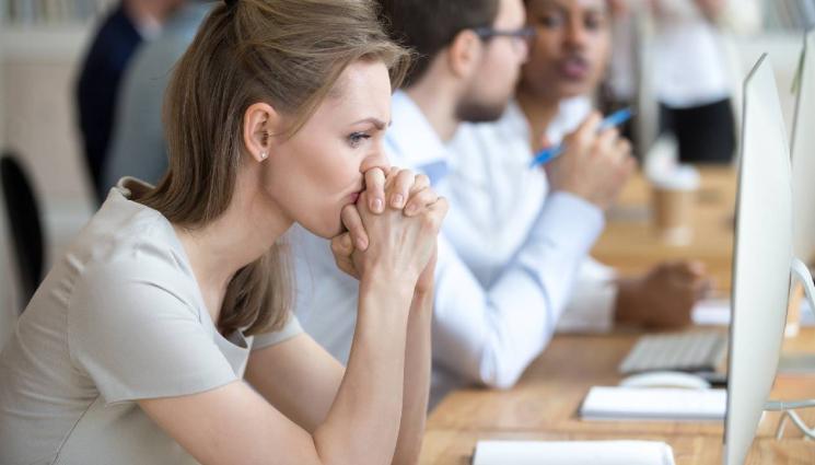 тъжно момиче служител - РАБОТА ИМА, ПАРИТЕ МАЛКО: 940 от 1000 работещи недоволни от заплатата