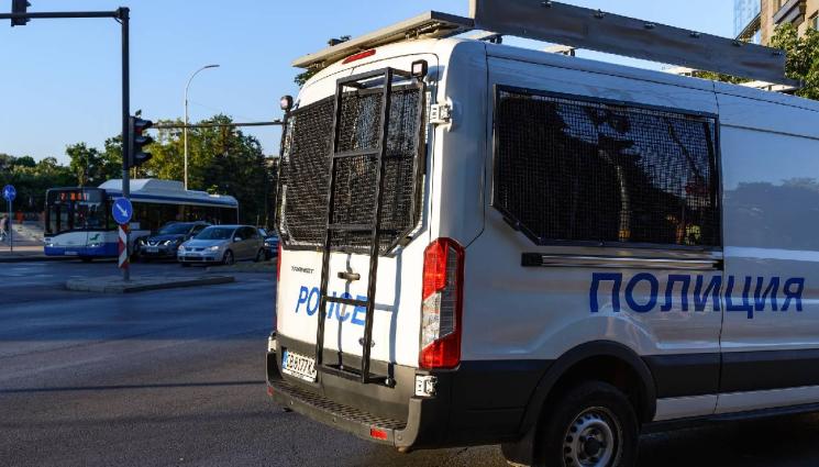 полиция - ПРЕД БОЛНИЦА В СОФИЯ: Кола се удари в бетонна мантинела и прелетя през тавана на друга в насрещното! (СНИМКИ)