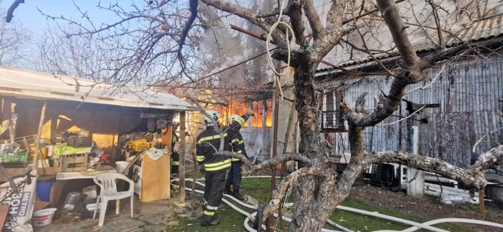 Под тревога започна денят на пловдивски огнеборци. Това съобщи в