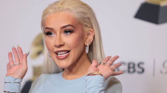 Christina Aguilera беше целуната от фен без нейното съгласие, докато раздаваше автографи