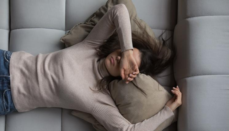 главоболие - 50 ПЪРВИ СРЕЩИ: Жена се събуди без да познава мъжа и детето си, помисли, че е на 17!